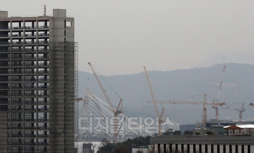 정부가 '글로벌 청년리더 양성사업'을 통해 해외건설 기반시설 분야 전문인력 양성과 청년 일자리 창출에 나선다. 연합뉴스